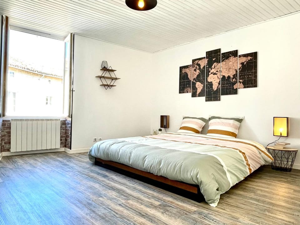 Bed, Photo of the whole room, Bedroom