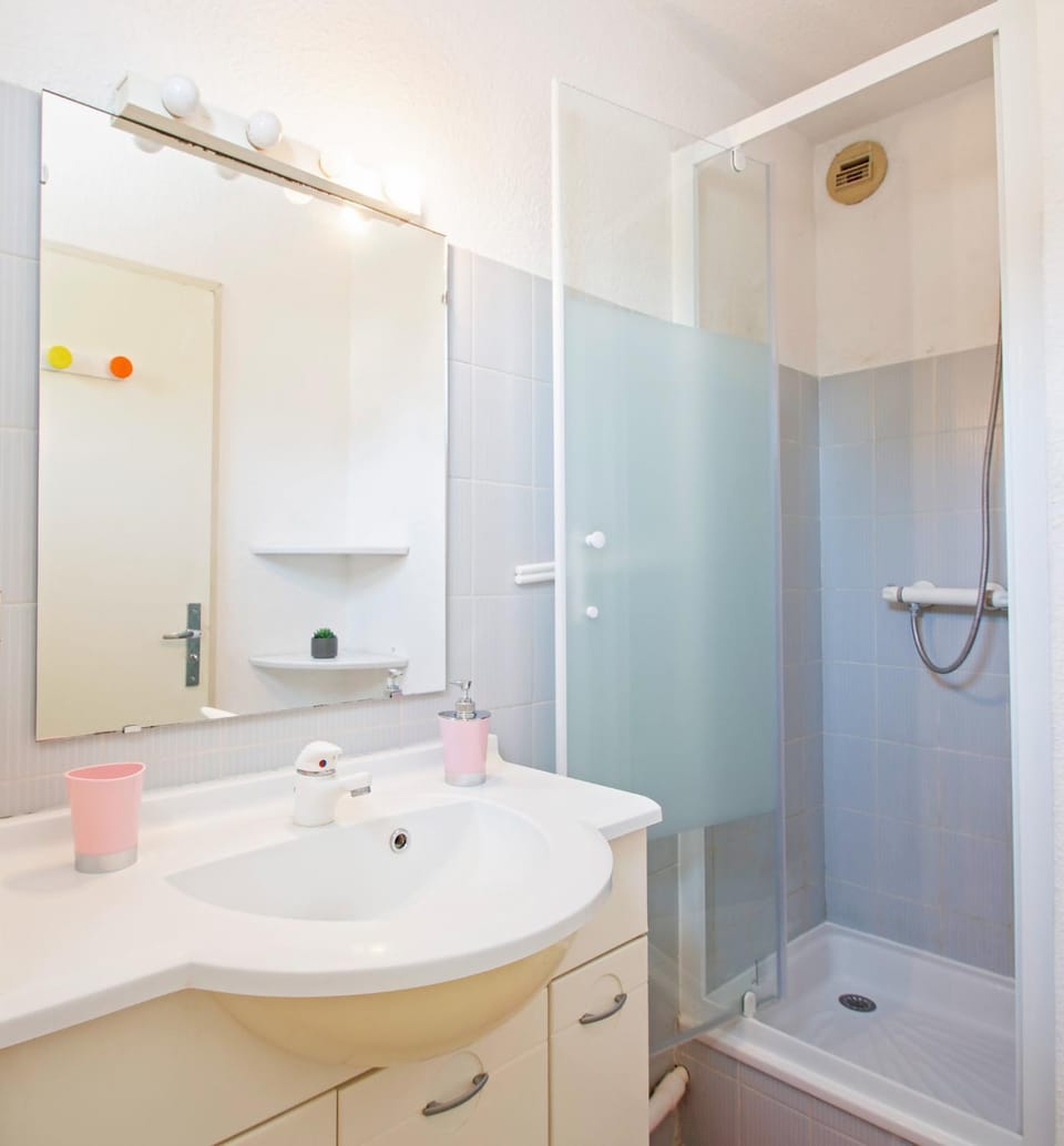 Shower, Bathroom, towels