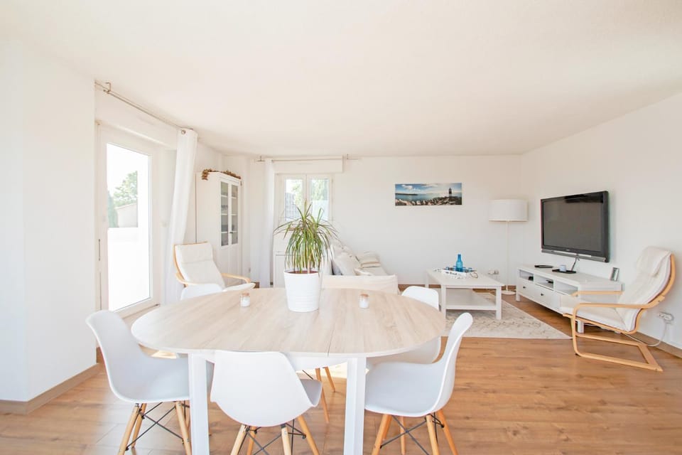 Communal lounge/ TV room, TV and multimedia, Living room, Dining area