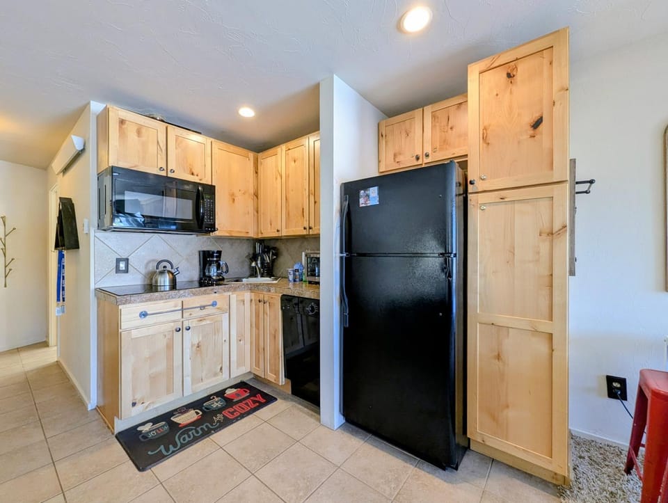 Kitchen or kitchenette, microwave, kitchen