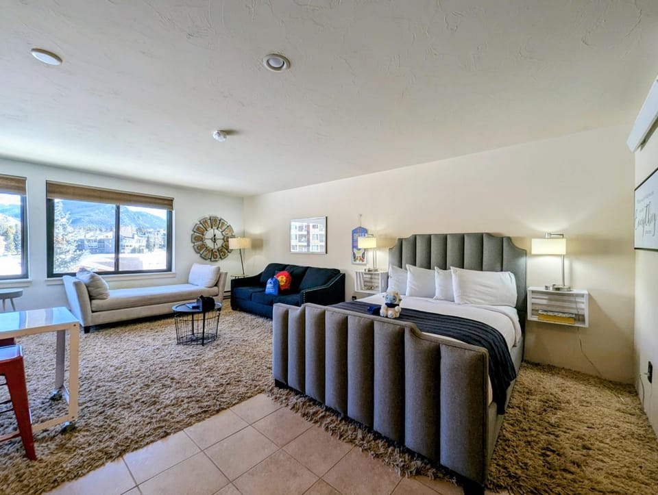 Bed, Day, View (from property/room), Living room, Seating area, Bedroom, Mountain view, furniture