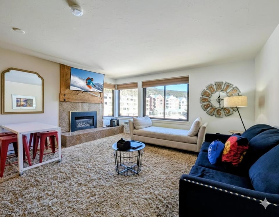 TV and multimedia, Living room, Seating area, Mountain view, fireplace
