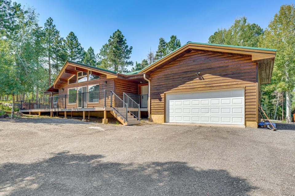 Stylish, Serene Angel Fire Cabin w/ Hot Tub! Cabin in Angel Fire