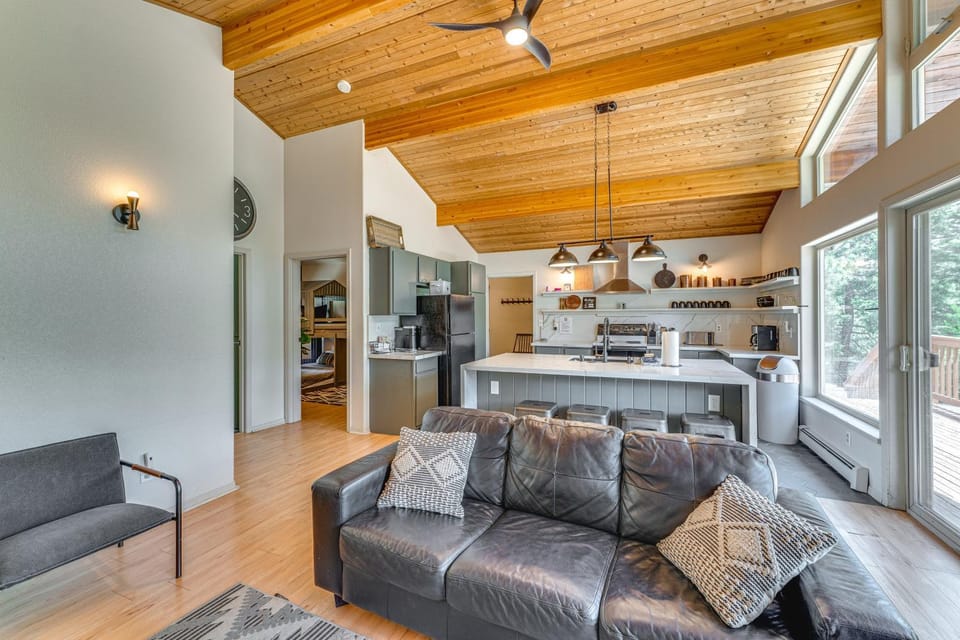 Stylish, Serene Angel Fire Cabin w/ Hot Tub! Cabin in Angel Fire