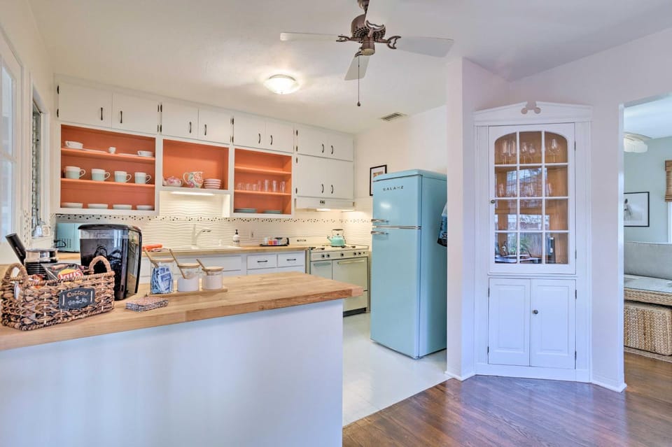 Near Concerts & Transit! Historic Hot Tub Cottage House in Lake Worth