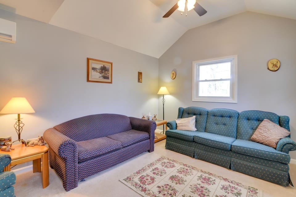 Mountain Retreat w/ Loft, Fire Pit, & Grill House in Shenandoah Valley