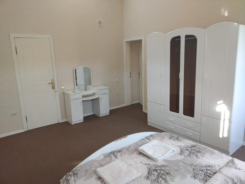 Bed, Bathroom, Photo of the whole room, Bedroom, wardrobe