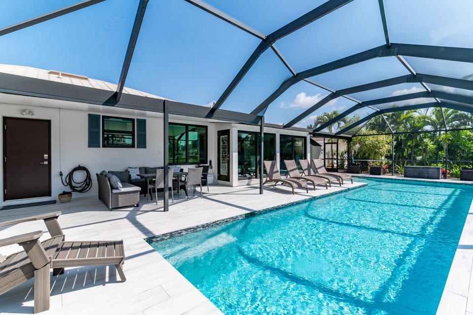2 Bed Waterfront House I Minutes Away From The Beach House in Marco Island