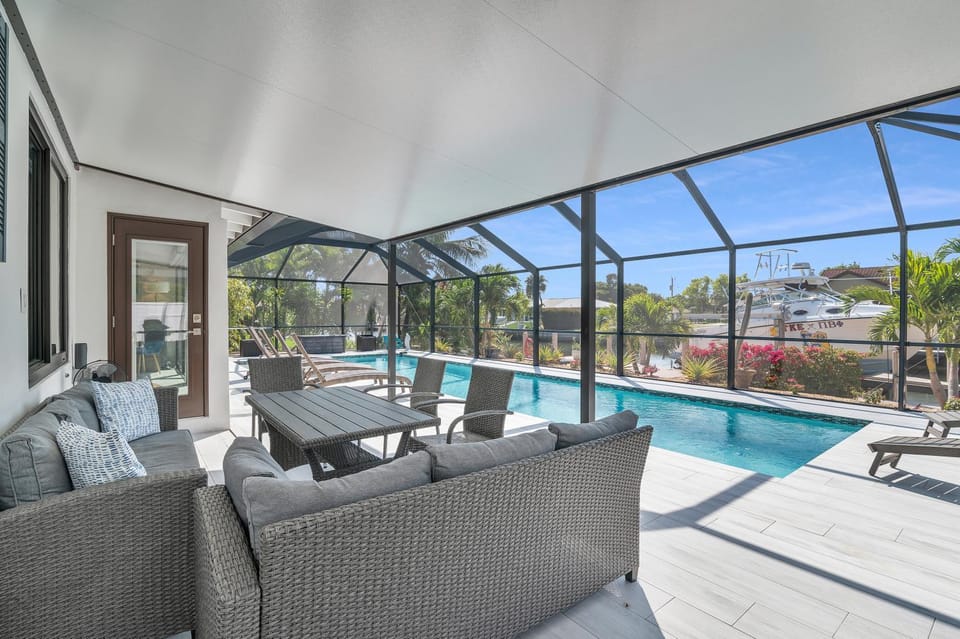 2 Bed Waterfront House I Minutes Away From The Beach House in Marco Island