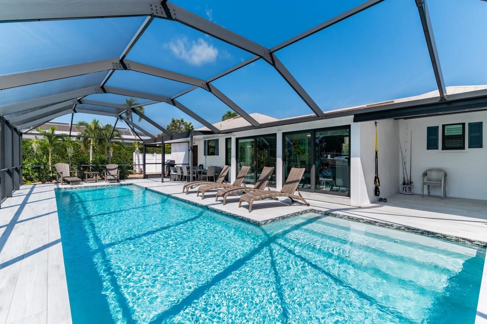 2 Bed Waterfront House I Minutes Away From The Beach House in Marco Island