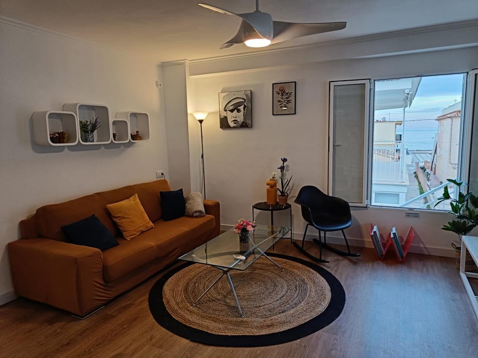Communal lounge/ TV room, Game Room, Living room, Sea view, fireplace, internet