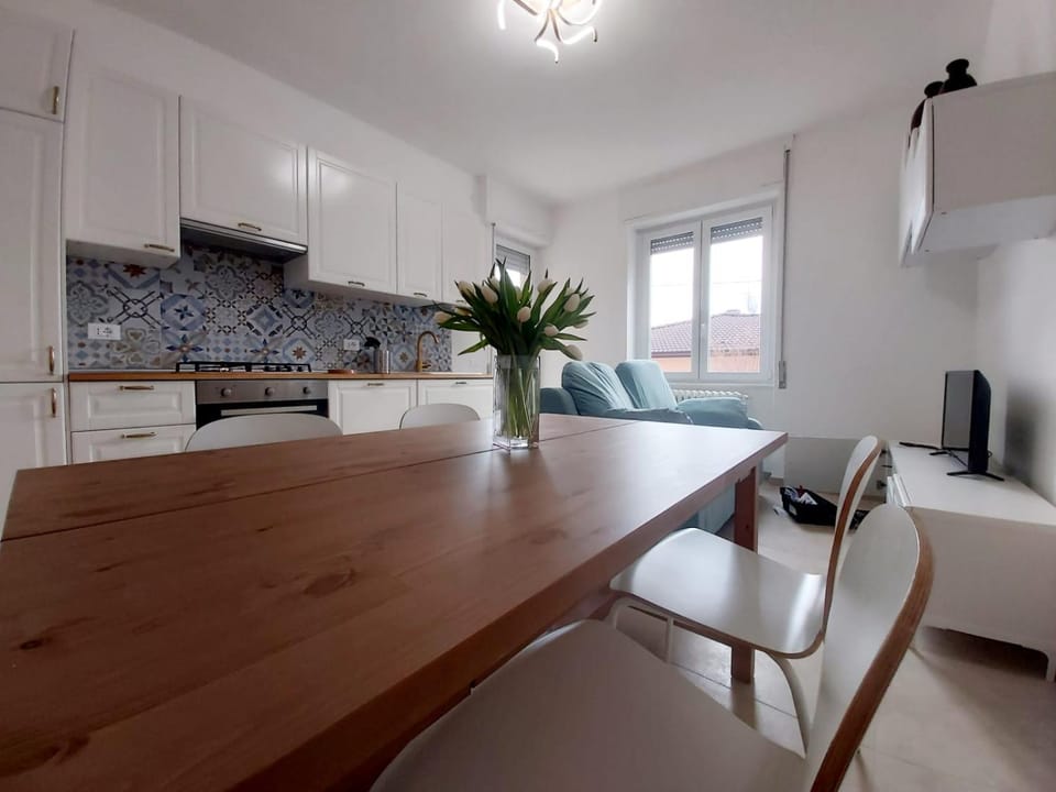 TV and multimedia, Kitchen or kitchenette, Living room, Seating area