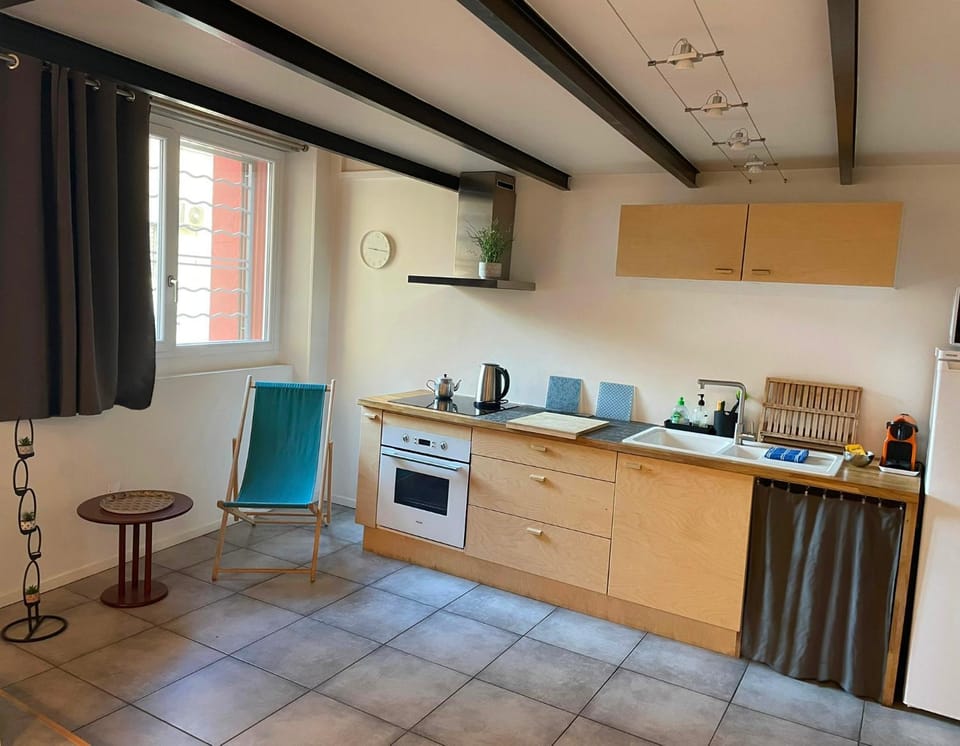 Coffee/tea facilities, Kitchen or kitchenette, Dining area, oven, stove