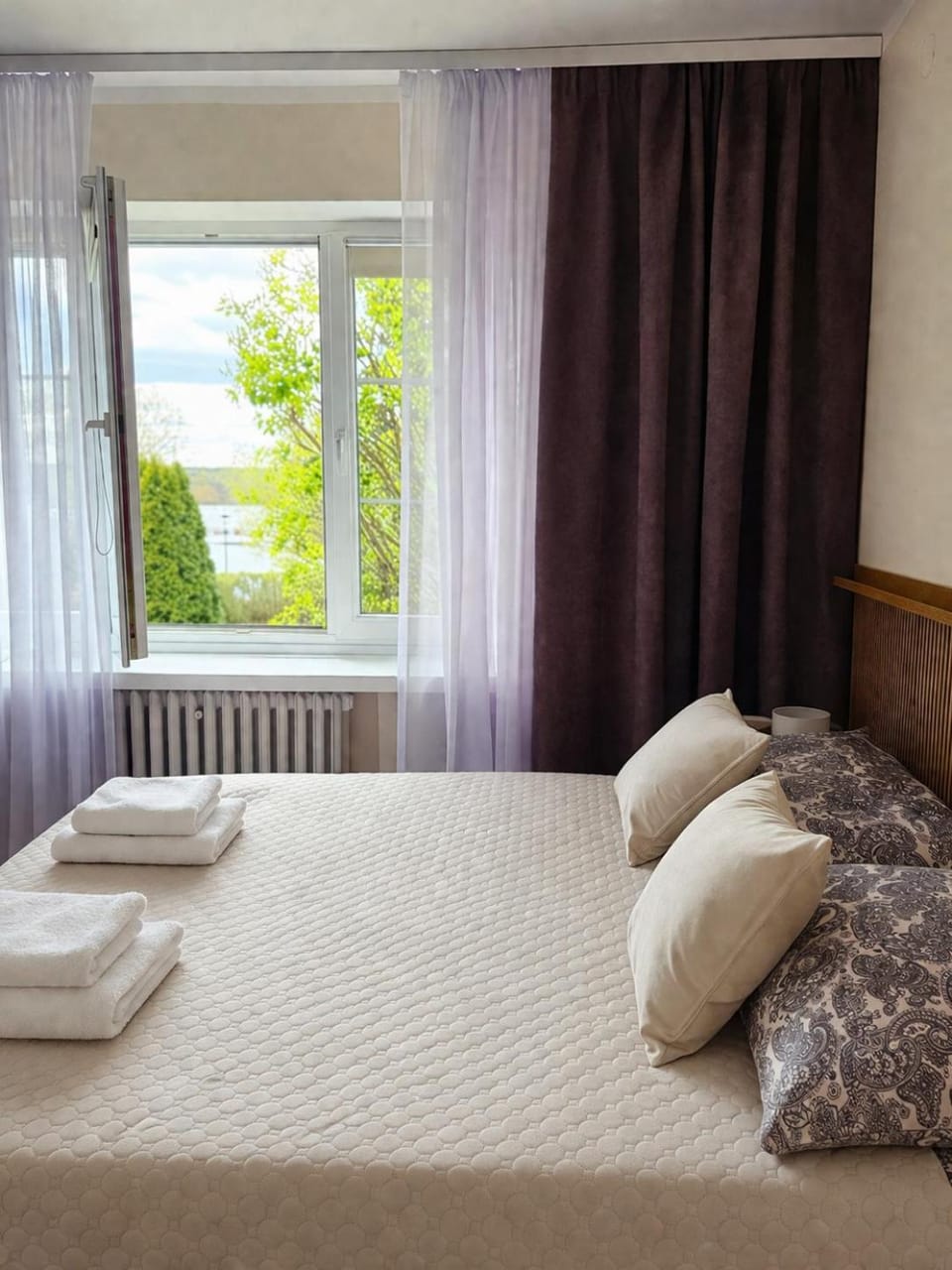 Bed, Bedroom, towels