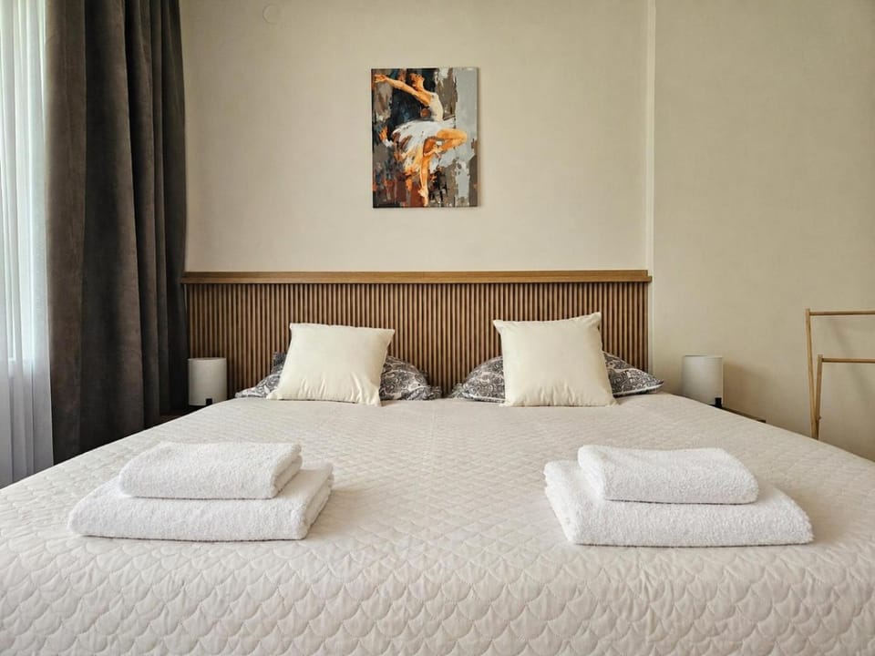 Bed, Photo of the whole room, Bedroom, towels