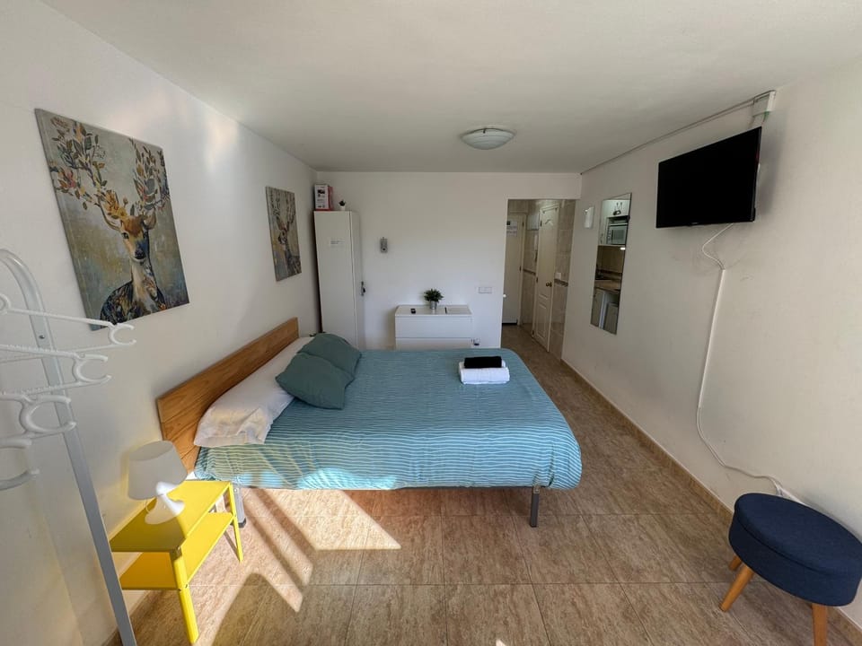 Bed, TV and multimedia, Photo of the whole room, Evening entertainment, Bedroom, towels