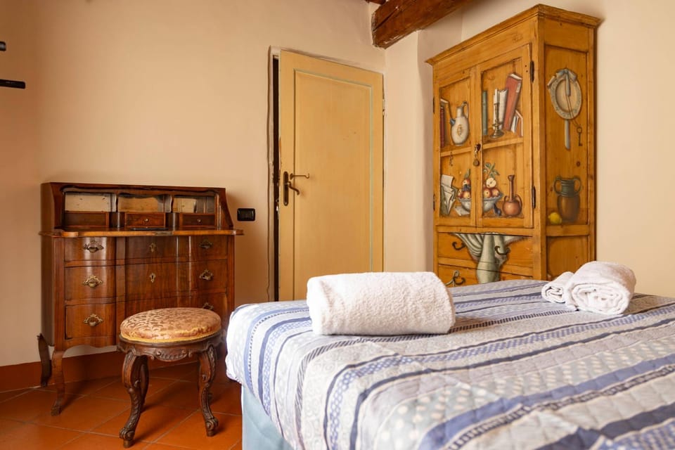 Photo of the whole room, Bedroom