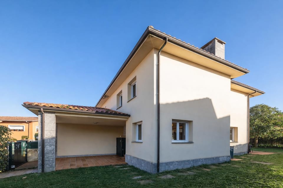 Property building, Garden, Balcony/Terrace