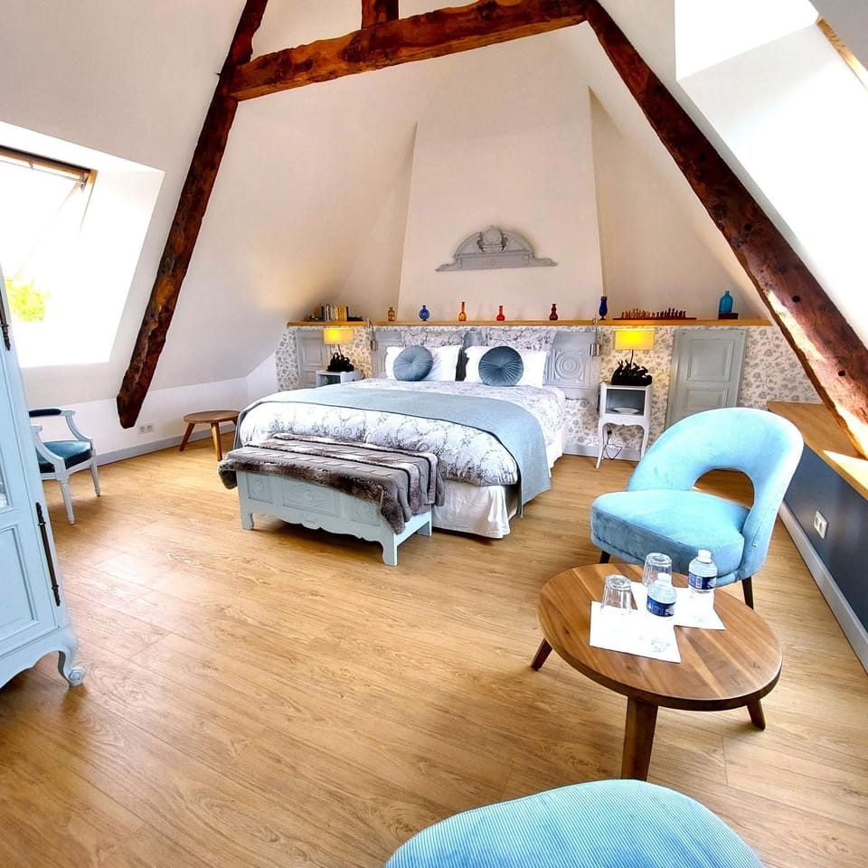 Property building, TV and multimedia, Decorative detail, Bedroom