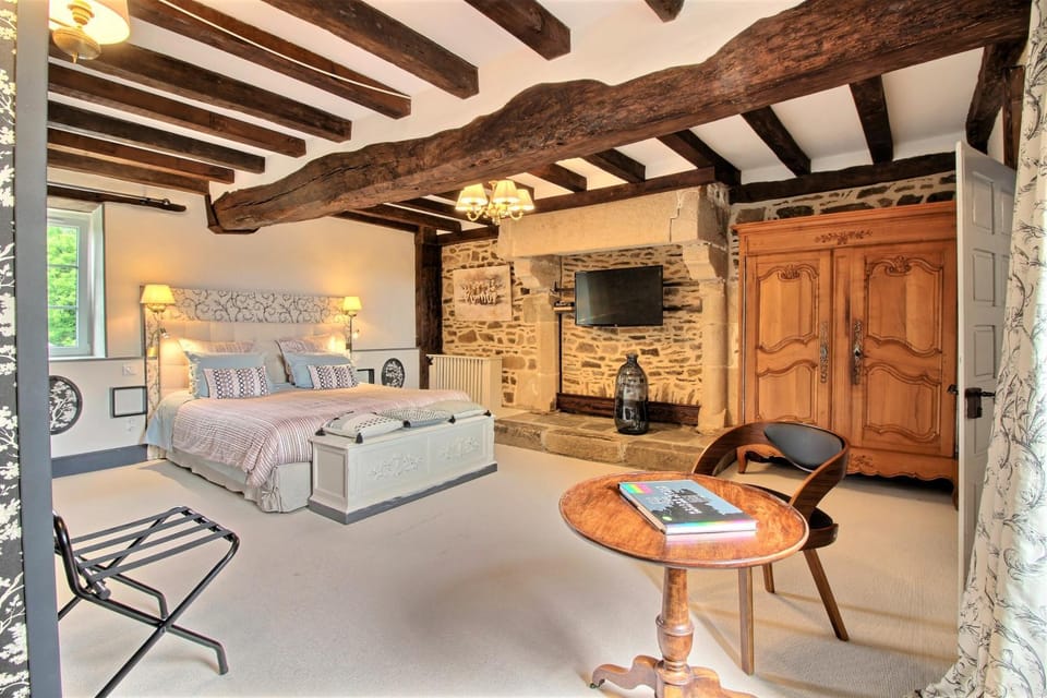 Bed, TV and multimedia, Photo of the whole room, Decorative detail, Bedroom, wardrobe