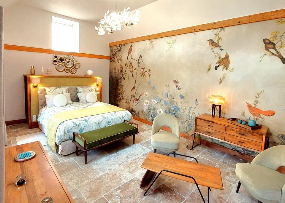 Bed, Photo of the whole room, Seating area, Bedroom