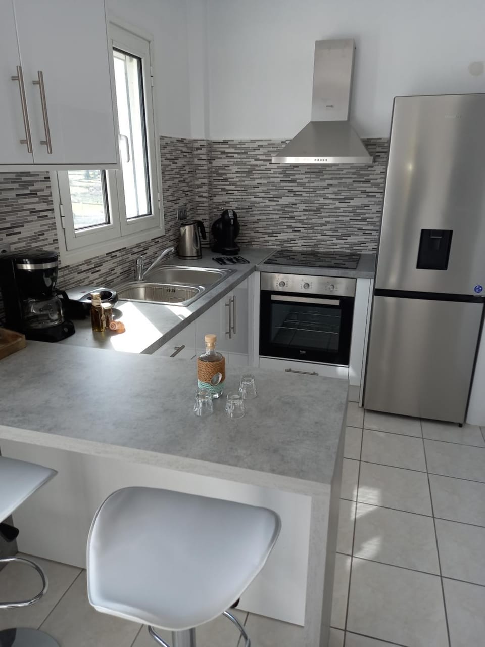 Kitchen or kitchenette, oven