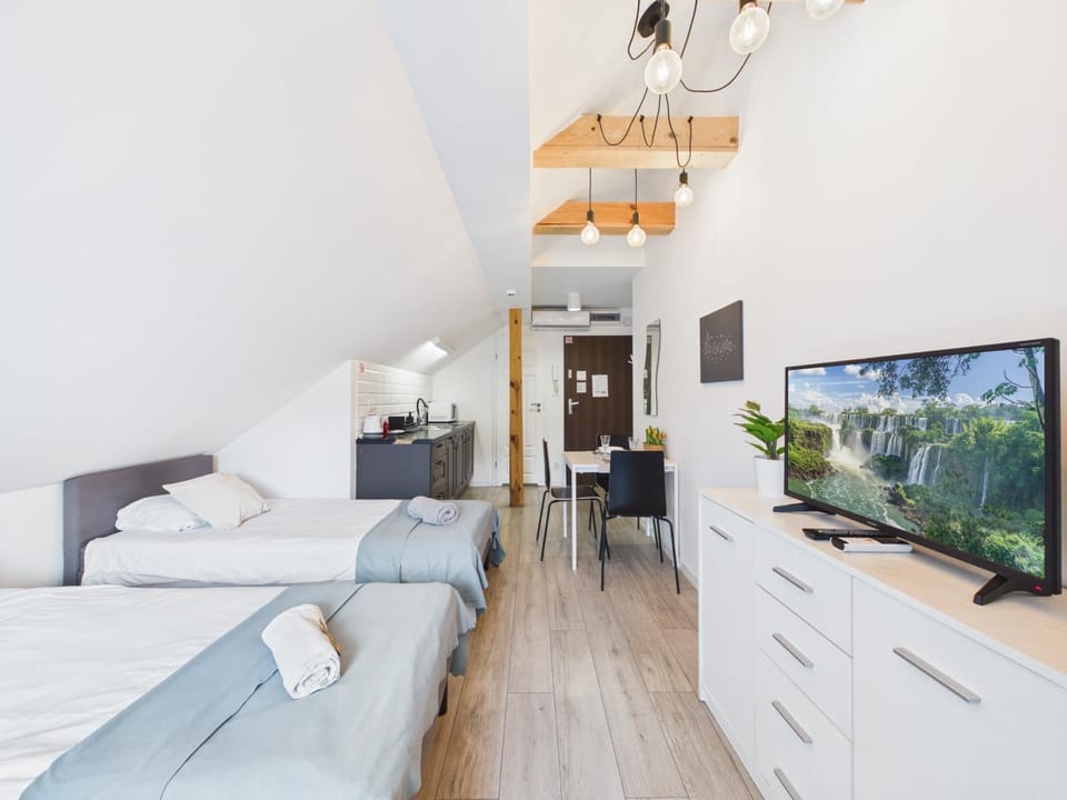 Bed, TV and multimedia, Photo of the whole room, Seating area