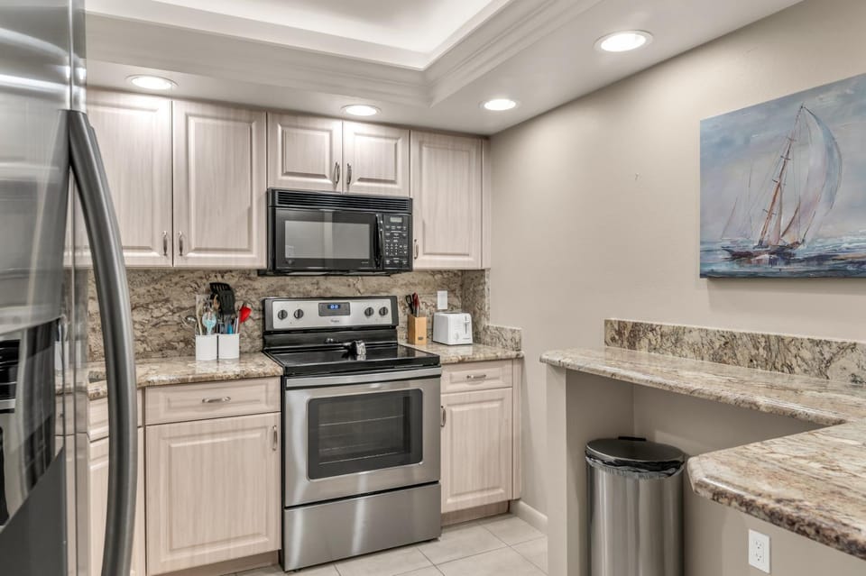 2 Bed Beachfront Condo With Pool Views Apartment in Marco Island