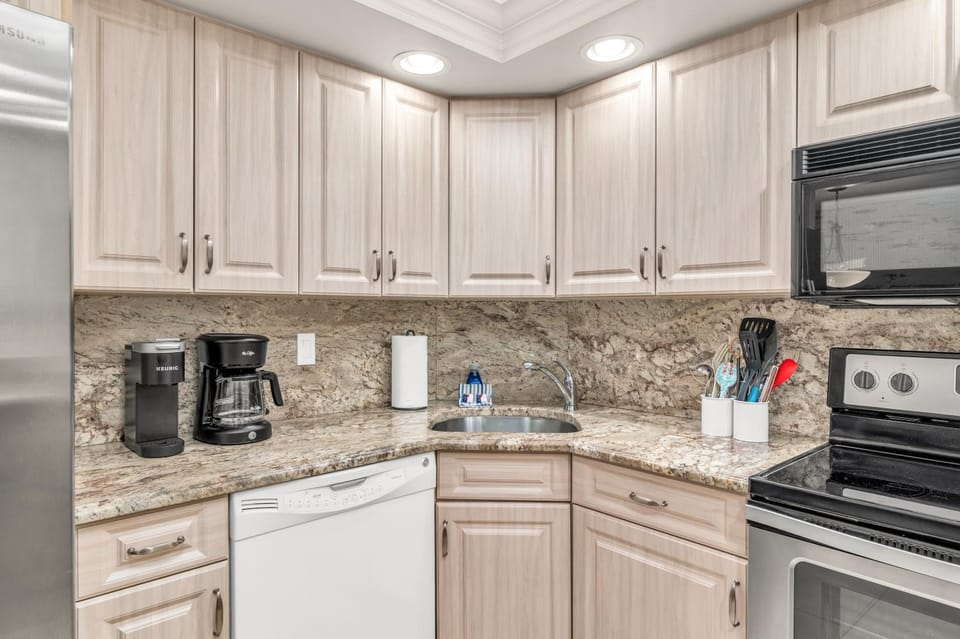 2 Bed Beachfront Condo With Pool Views Apartment in Marco Island