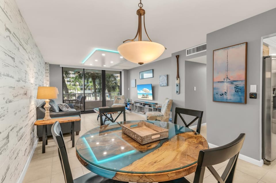 2 Bed Beachfront Condo With Pool Views Apartment in Marco Island