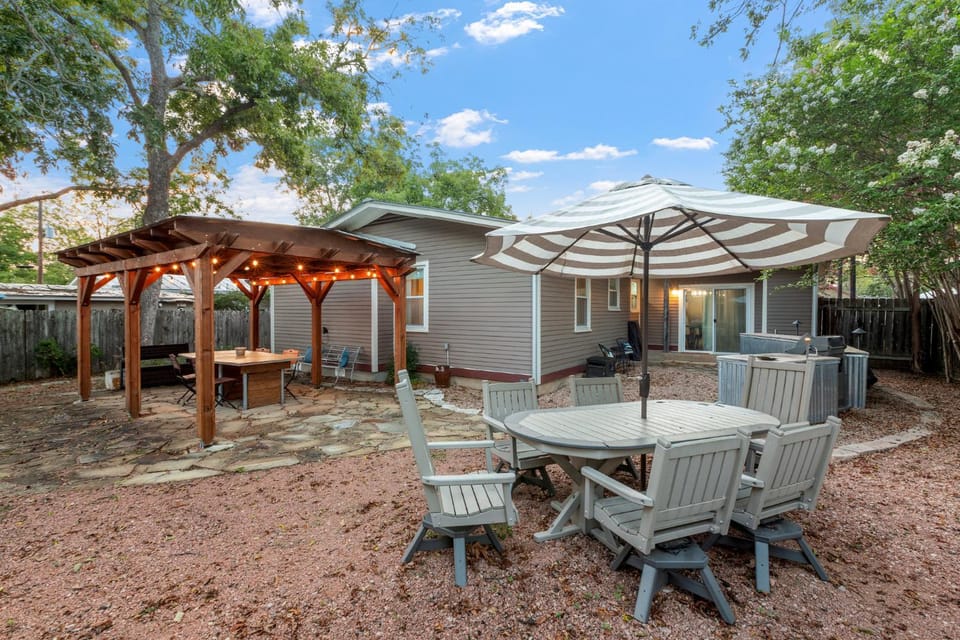 Lovebirds Getaway House in Fredericksburg