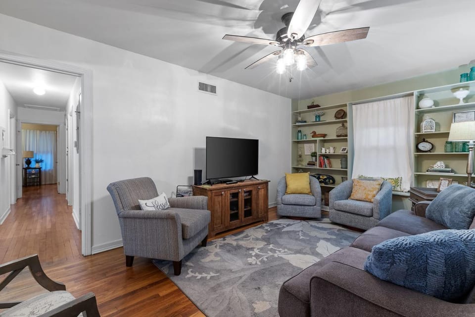 Lovebirds Getaway House in Fredericksburg
