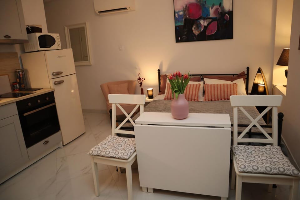 Bedroom, kitchen