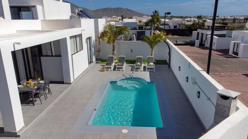 VILLA ORCADES CLOSE TO TOWN CENTER POOL & A/C Villa in Playa Blanca