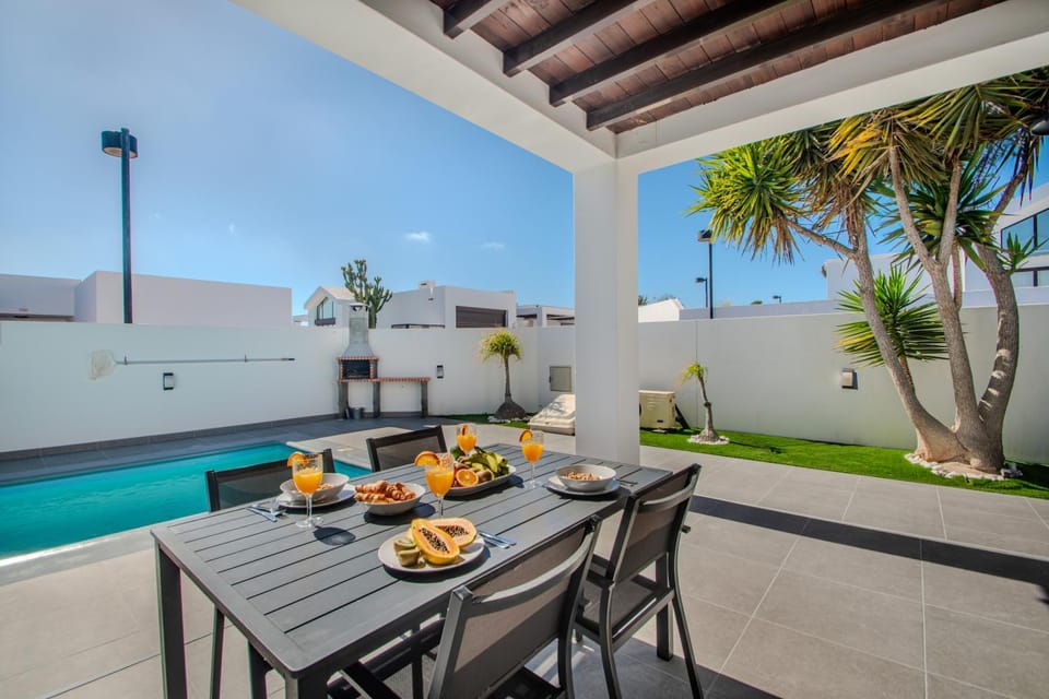 VILLA ORCADES CLOSE TO TOWN CENTER POOL & A/C Villa in Playa Blanca