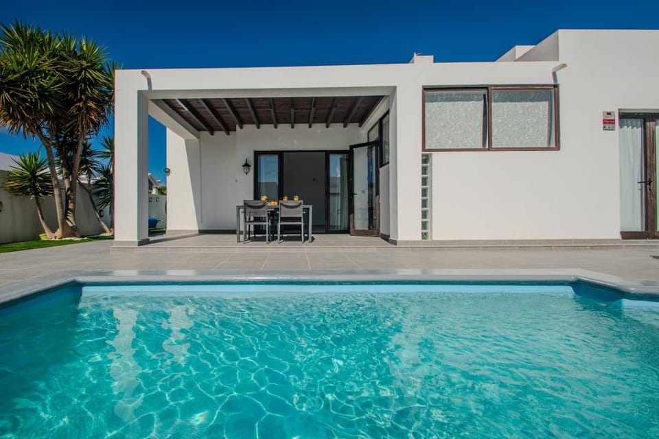 VILLA ORCADES CLOSE TO TOWN CENTER POOL & A/C Villa in Playa Blanca