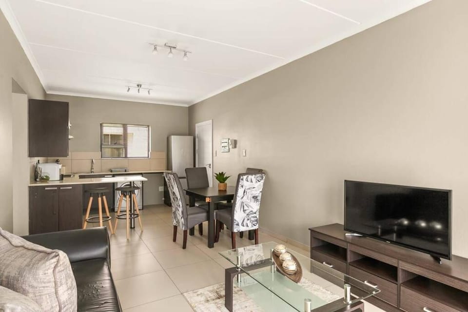 V&S Apartments - Lovely 2 bedroom in Fourways, Johannesburg Apartment in Sandton