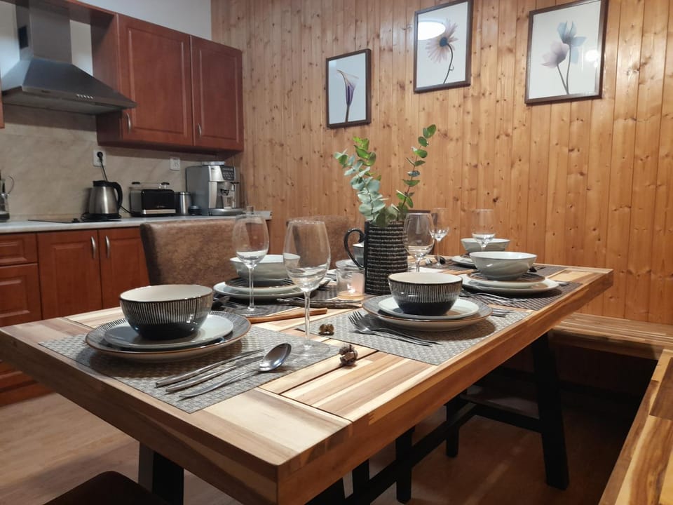 Coffee/tea facilities, Kitchen or kitchenette, Dining area