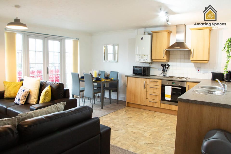 Kitchen or kitchenette, Living room, Seating area, Dining area, minibar, pet friendly
