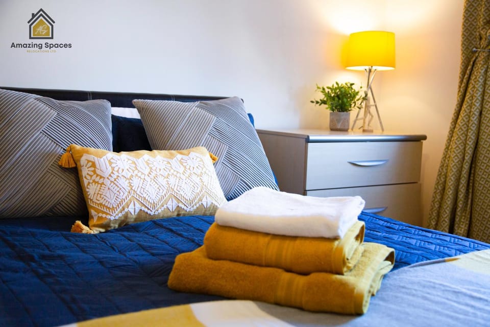 Bed, Bedroom, towels
