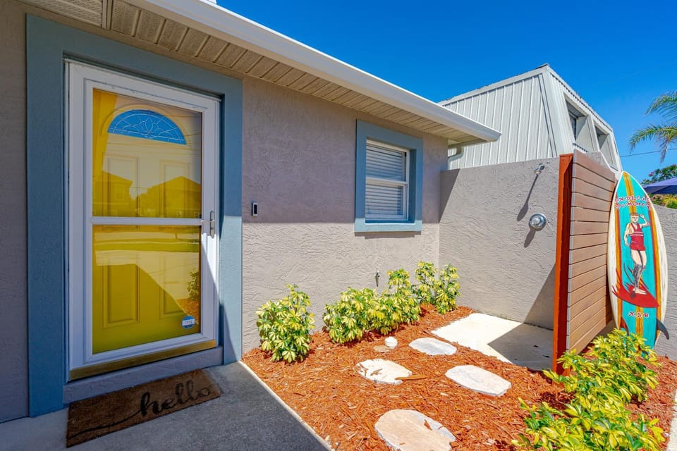 Shower, Property building, Facade/entrance