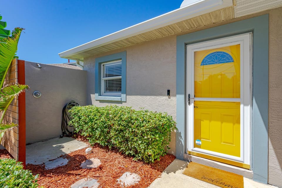 Shower, Facade/entrance