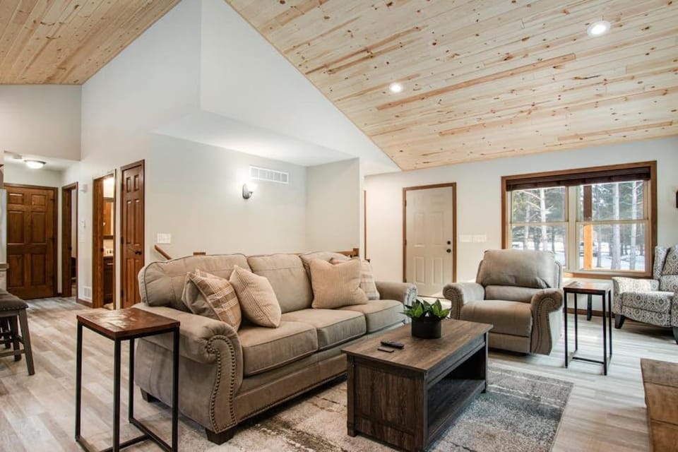 Red Pine Cabin Cabin in Petenwell Lake