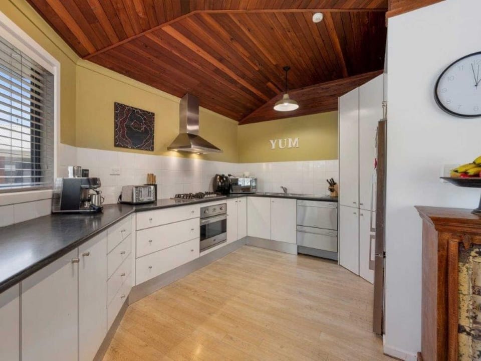 Lakeside Lodge House in Laurieton