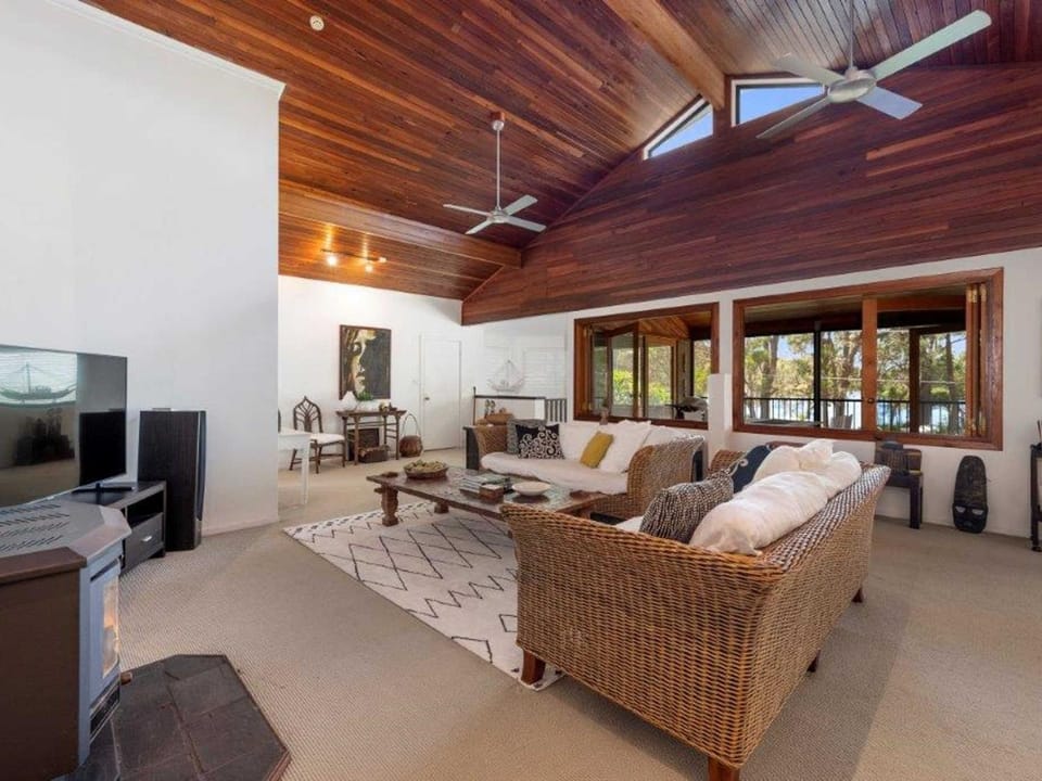 Lakeside Lodge House in Laurieton