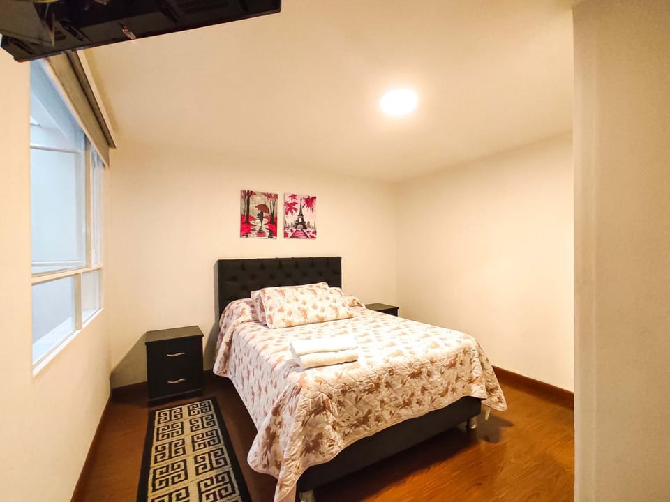 Bed, TV and multimedia, Photo of the whole room, Bedroom