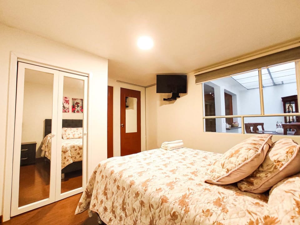 Bed, Bathroom, TV and multimedia, Photo of the whole room, Bedroom, towels, wardrobe