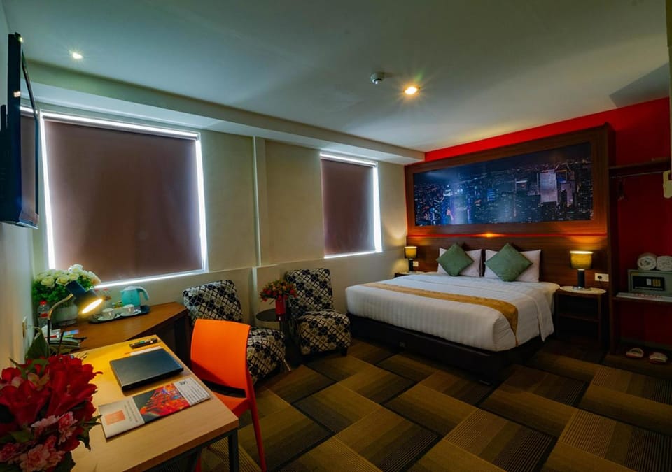 Communal lounge/ TV room, Bed, TV and multimedia, Living room, Photo of the whole room, Seating area, Evening entertainment, Bedroom, hair dresser