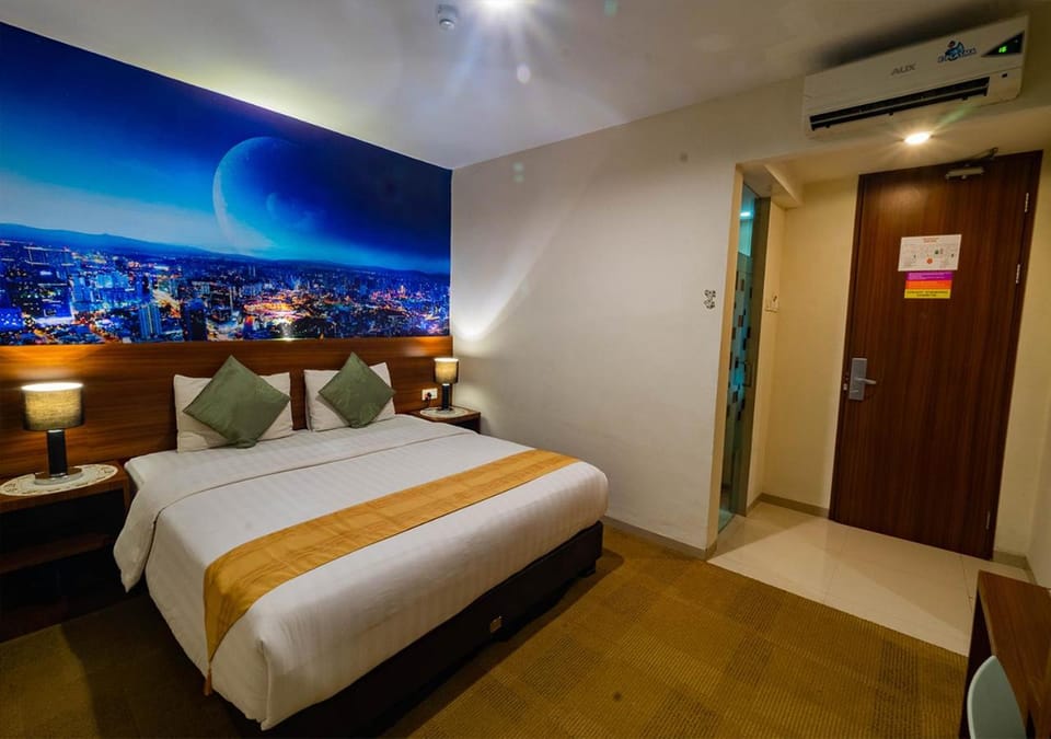 Toilet, Bed, TV and multimedia