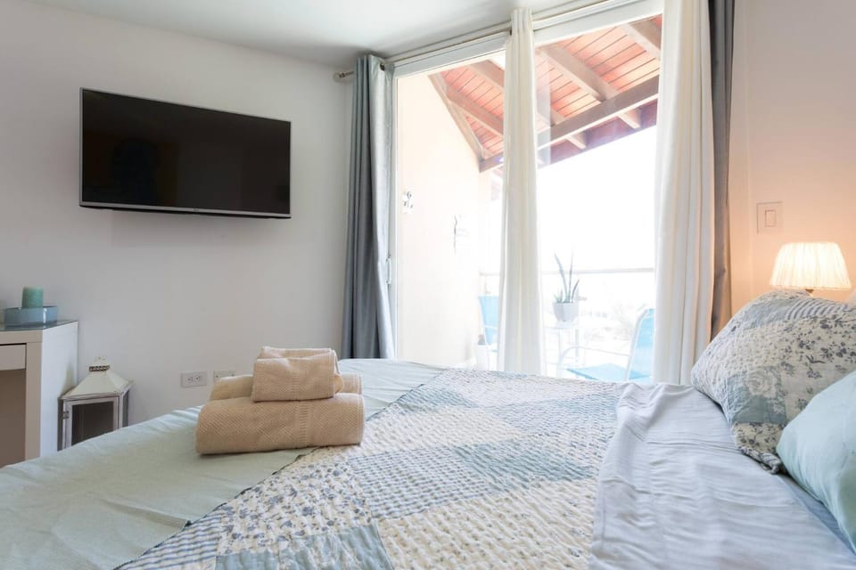Lovely Sea View,Eagle Beach, Oasis Condominium Wifi House in Noord